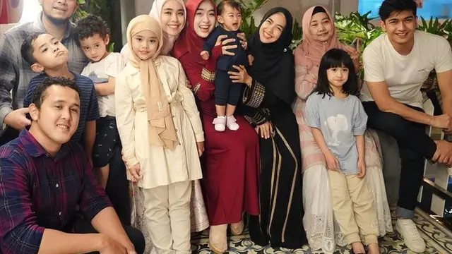 6 Potret Ria Ricis dan Teuku Ryan Buka Bersama Keluarga Besar, Tepis Isu Renggang