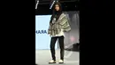 Seorang model berpose memakai busana rancangan Jenahara pada ajang Indonesia Fashion Week 2015 di JCC Senayan, Jakarta, Kamis (28/2/2015). (Liputan6.com/Panji Diksana)