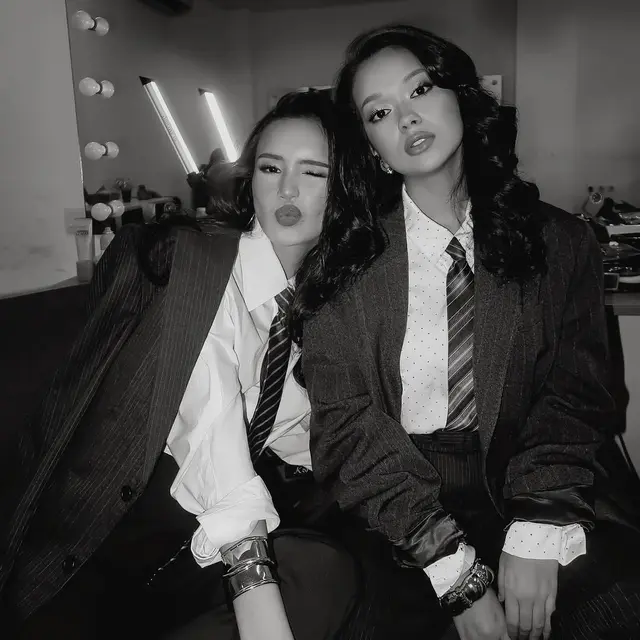 Bak Anak Kembar, Potret Beby Tsabina dan Rebecca Klopper Jadi Mafia Girl dengan Gaya Androgini