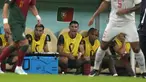 Ekspresi Cristiano Ronaldo (tengah) saat duduk di bangku cadangan selama pertandingan sepak bola babak 16 besar Piala Dunia 2022 di Stadion Lusail, Lusail, Qatar, Selasa (6/12/2022). Ronaldo duduk dibangku cadangan dan tidak bermain saat melawan skuad La Nati. (AP Photo/Alessandra Tarantino)