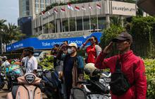 FOTO: Antusiasme Pengendara di Bundaran HI Peringati HUT Kemerdekaan RI, Rela Berhenti dan Hormat Bendera