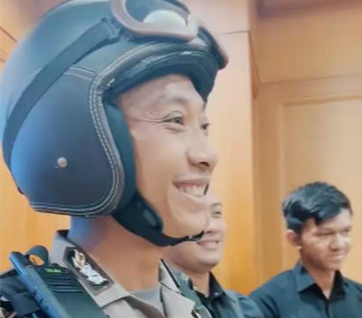 Siapa sangka, Kapolri kemudian menyebut Pak Bhabin sebagai sosok yang suka ngerjain orang. "Hobinya nggarap orang dia," sambung Kapolri yang membuat semua orang tertawa. <br>