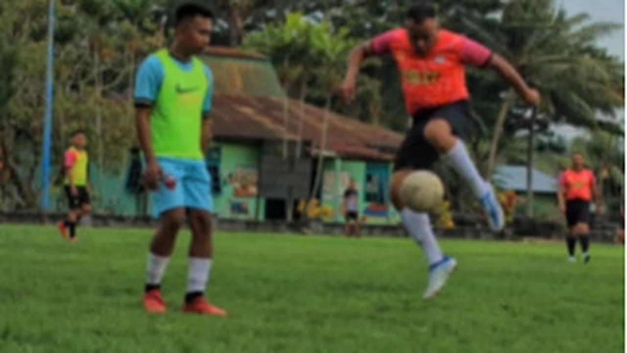 Sang jenderal diketahui memiliki kekuatan tendangan di kaki kiri.