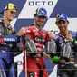 Pembalap Ducati, Francesco Bagnaia (tengah), menjuarai MotoGP San Marino, Minggu (19/9/2021). Dia berpose di podium bersama Fabio Quartararo (kiri) dan Enea Bastianini. (AP Photo/Antonio Calanni)