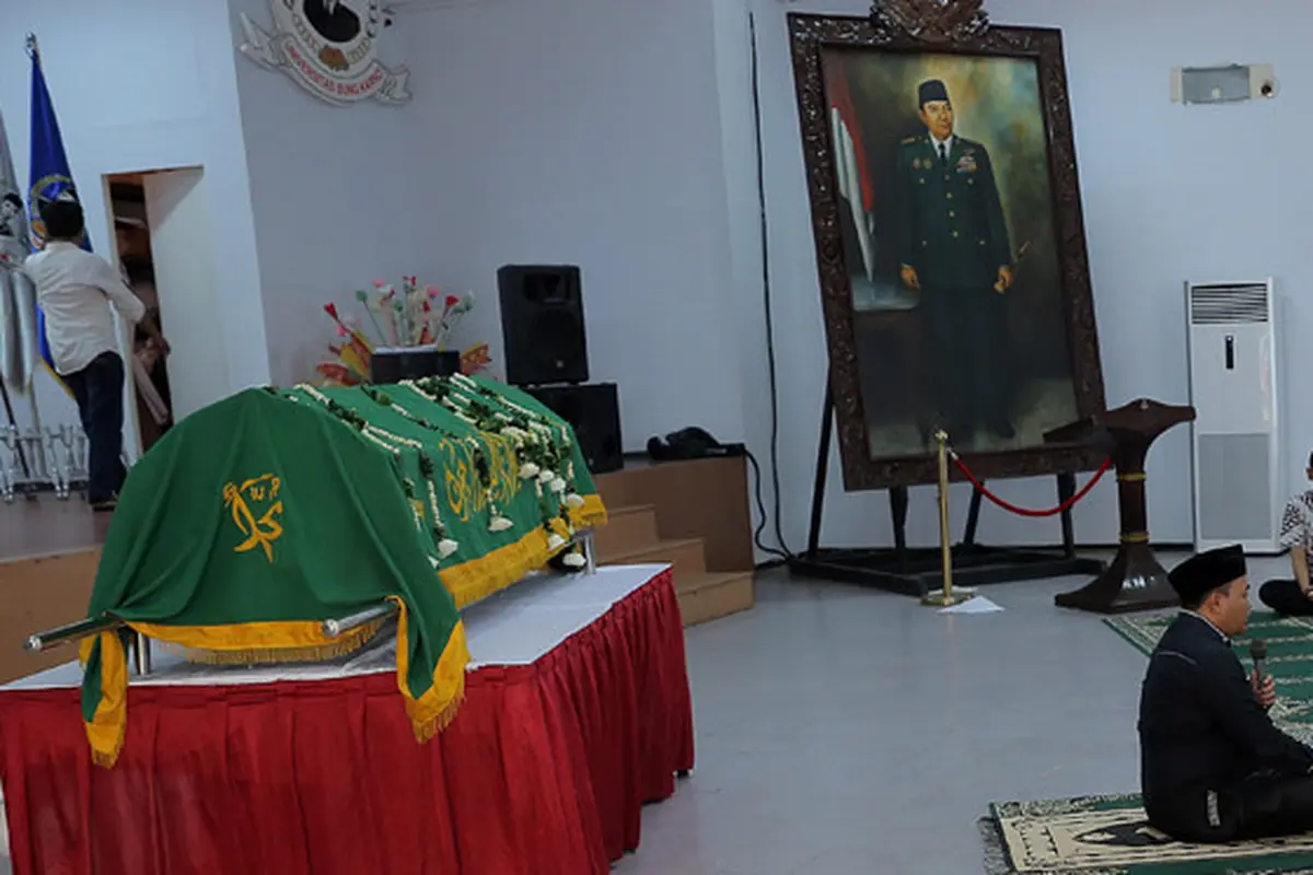 [Bintang] Suasana Duka Ayah Anjasmara