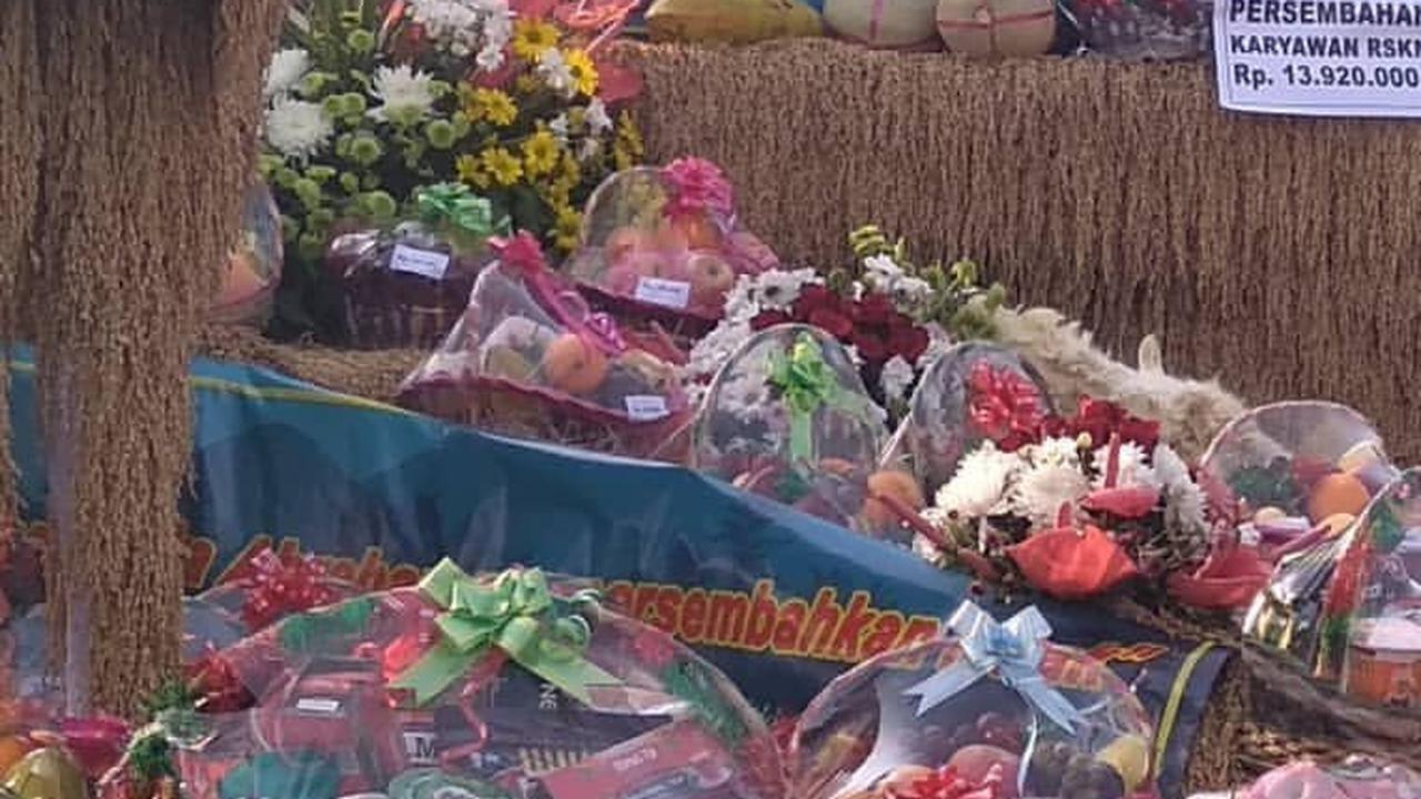 Selain hasil bumi, berbagai hewan ternak juga diarak keliling desa. Hewan ternak besar seperti sapi dibuat dalam bentuk patung agar memudahkan arak-arakan.