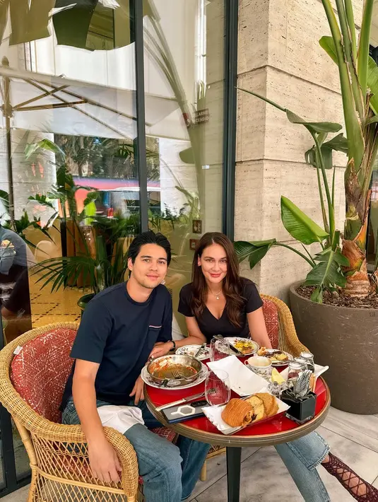 Makan bareng suami, Luna Maya cuma memulas makeup minimalis. Hanya dengan sentuhan lipstik dan blush tipis yang pancarkan cantik natural [@lunamaya[