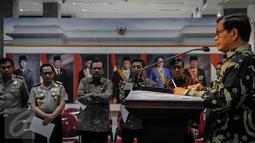 Sekretaris Kabinet Pramono Anung  memberikan keterangan dalam mengumumkan Satgas Saber Pungli di Kantor Presiden Komplek Istana Kepresidenan, Jakarta, Jumat (21/10). (Liputan6.com/Faizal Fanani)