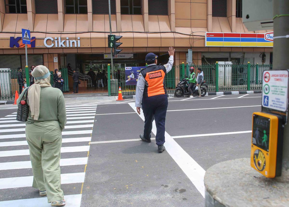 FOTO: Uji Coba Pelican Crossing di Stasiun Cikini,