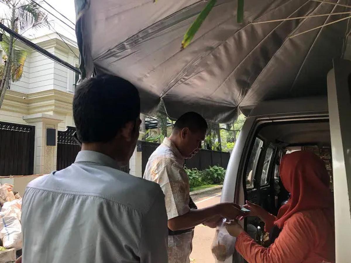 Warung Nasi Mobil di Depan Rumah Sandiaga Uno, Laris Manis dan Ramah di Kantong