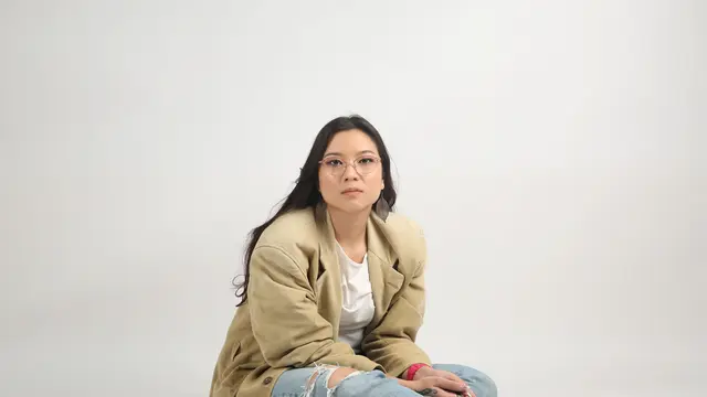 Danilla Riyadi dalam kunjungan media ke kantor KLY yang terletak di kawasan Gondangdia, Jakarta Pusat (Fimela/Dok/Adrian Putra)