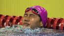 Perenang Indonesia, Syuci Indriani, usai tampil pada renang nomor 200 meter gaya bebas Asian Para Games di Stadion Aquatic Senayan, Jakarta, Minggu (7/10/2018). Syuci berhasil meraih medali perunggu. (Bola.com/Vitalis Yogi Trisna)