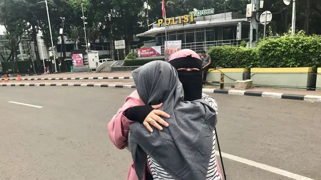Wanita Bercadar Gelar Aksi 'Peluk Saya' di CFD Bundaran HI. (Liputan6.com/Yunizafira)