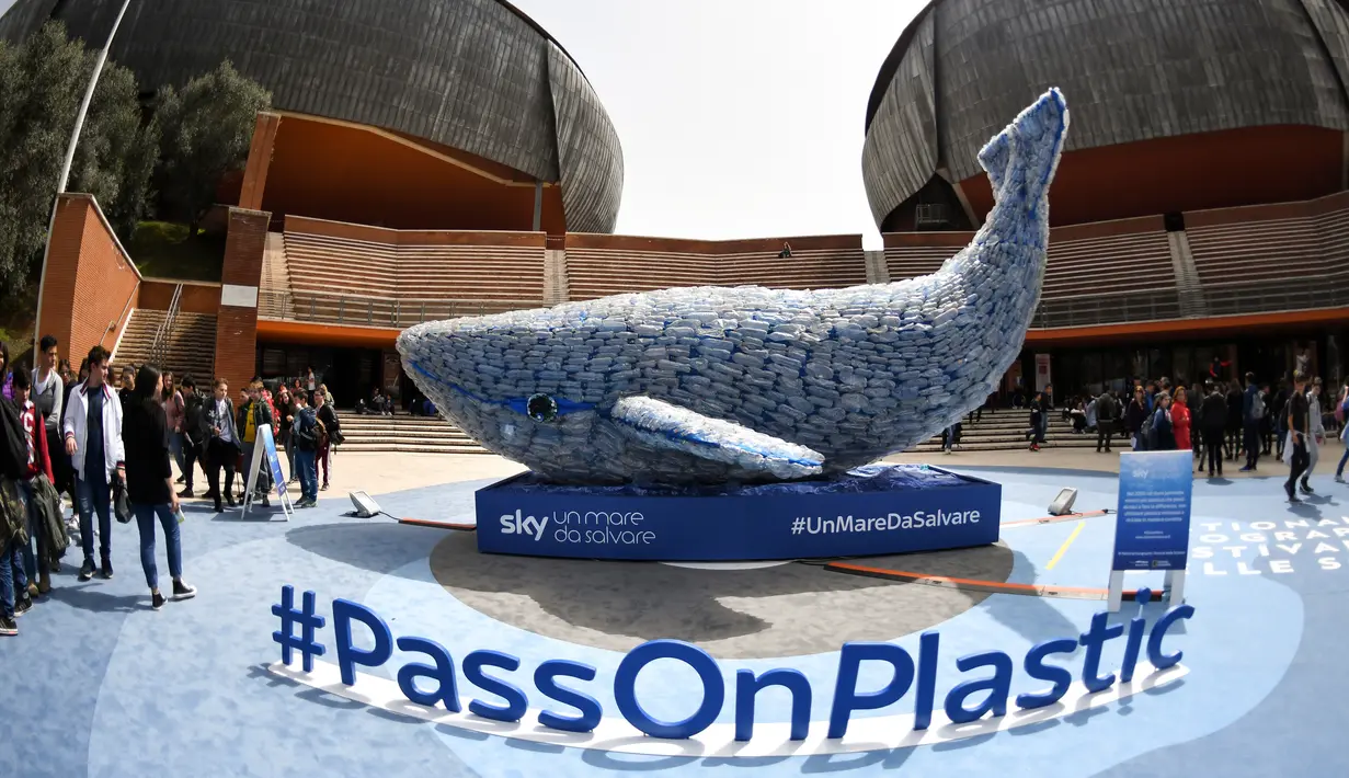 Patung paus raksasa, Plasticus yang dibuat oleh Sky Ocean Rescue-A Sea to Save dipajang di depan Auditorium Parco della Musica, Roma, Italia, Senin (16/4). Plasticus terdiri dari 250 kg sampah plastik. (Andreas SOLARO/AFP)