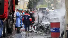 Sebuah ledakan menghantam Kota Sidon, sebelah selatan Lebanon, Selasa (12/4). Ledakan tersebut menewaskan pejabat dari gerakan Fatah, Fethi Zeydan, yang bertanggung jawab atas kamp Mieh Mieh yang ditempati warga Palestina di Sidon. (REUTERS/Ali Hashisho)