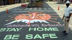 Petugas kepolisian India berdiri disamping grafiti yang mengilustrasikan virus  corona di Bangalore (3/4/2020). Grafiti tersebut dibuat untuk meningkatkan kesadaran masyarakat agar mematuhi lockdown yang diberlakukan pemerintah India  sebagai langkah pencegahan COVID-19. (Xinhua/Stringer)