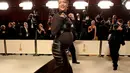 Rihanna tia untuk menghadiri Academy Awards ke-95 atau Oscar 2023 di Teater Dolby di Hollywood, California pada Minggu, 12 Maret 2023, waktu setempat. Rihanna yang tengah mengandung buah hati keduanya ini mengenakan gaun tersebut di atas bodysuit turtleneck tipis. (Photo by VALERIE MACON / AFP)