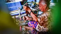 Wa Bia, wanita berusia sekitar 100 tahun asal Buton, bekerja sebagai penenun kain sarung.(Liputan6.com/Dok Deni Lahundape untuk Ahmad Akbar Fua)
