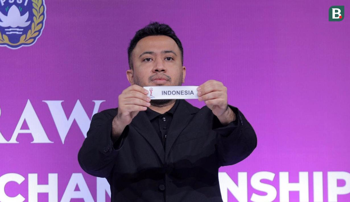Exco PSSI, Muhammad menunjukkan kertas bertulis Indonesia saat melakukan pengundian Piala AFF U-17 2026 yang berlangsung di SCTV Tower Lt 8, Senayan, Jakarta pada Jumat (06/03/2026). Timnas Indonesia U-17 tergabung ke dalam Grup A bersama Vietnam, Malaysia, dan Timor Leste. (Bola.com/Bagaskara Lazuardi)