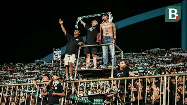 Foto: Saling Respek Antara Brigata Curva Sud dan Bobotoh di Laga Persib Bandung Vs PSS Sleman
