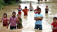 Sejumlah anak-anak bermain digenangan banjir di Desa Rayeuk Pange Kecamatan Pirak Timur, Aceh Utara Propinsi Aceh.(Antara)