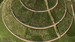 Northala Fields adalah taman pedesaan yang terdiri dari kolam dan empat gundukan tanah besar.(AP Photo/Kirsty Wigglesworth)