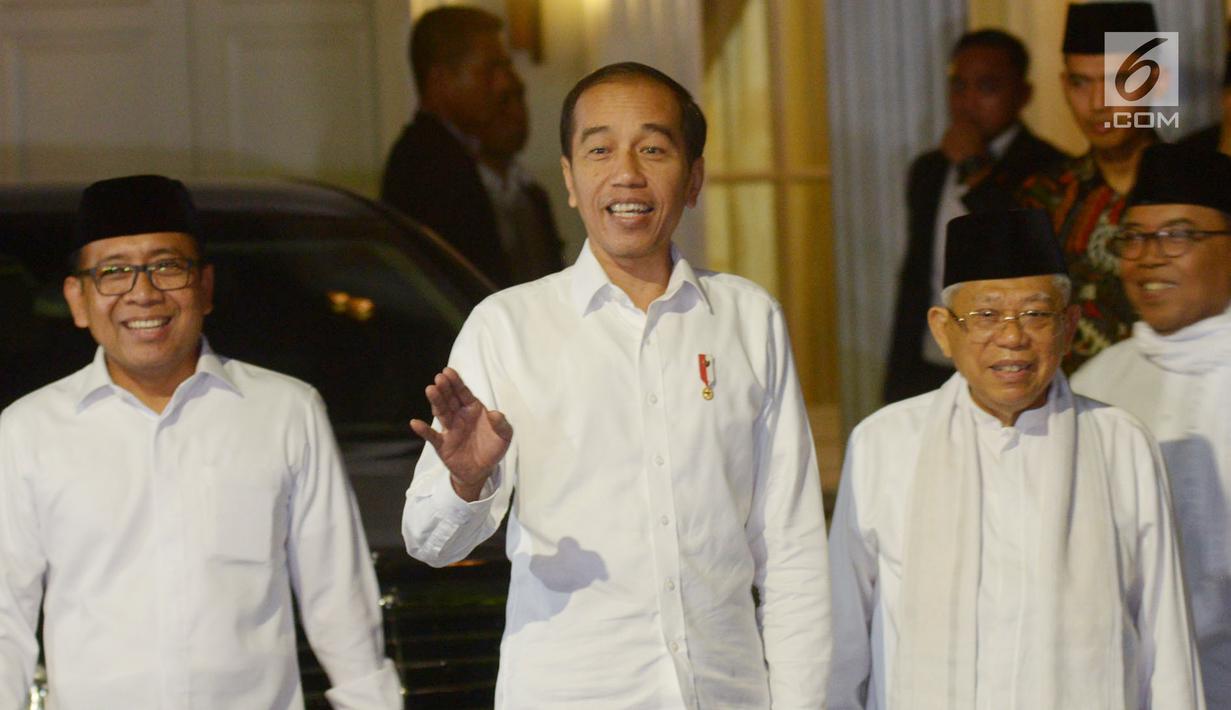 Pasangan capres-cawapres nomor urut 01 Joko Widodo (tengah) dan Ma'ruf Amin (kanan) menyapa wartawan saat tiba di kediaman Ma'ruf Amin, Menteng, Jakarta, Kamis (27/6/2019). Jokowi menjemput Ma'ruf untuk nonton bareng sidang putusan MK di Lanud Halim Perdanakusuma. (Liputan6.com/Herman Zakharia)
