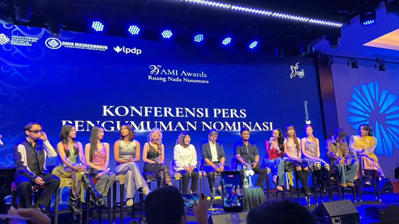 Naura, memegang mic, dalam konferensi pers AMI Awards yang diselenggarakan di Jakarta, (21/9/2026). (Liputan6.com/Afradhiya N. R)