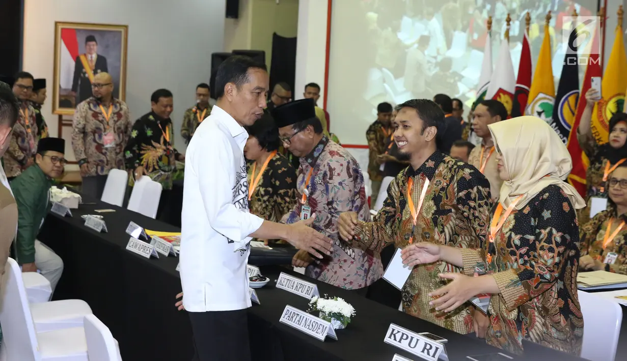 Bakal Calon Presiden, Joko Widodo bersalaman dengan komisioner KPU saat melakukan pendaftaran di Gedung KPU, Jakarta, Jumat (10/8). Pasangan Jokowi-Ma'ruf Amin mendaftarkan diri sebagai capres-cawapres di Pilpres 2019 (Liputan6.com/Helmi Fithriansyah)