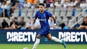 Enzo Fernandez menggiring bola saat Chelsea menghadapi Real Madrid pada uji coba terakhir di Amerika Serikat. (Bola.com/Dok. Chelsea)