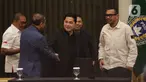 Ketua Umum Perserikatan Sepak Bola Seluruh Indonesia (PSSI), Erick Thohir (tengah) usai menyampaikan keterangan terkait Rencana Baru Perkembangan Timnas Indonesia Tahun 2025 di Jakarta, Senin (6/1/2025). (Liputan6.com/Helmi Fithriansyah)