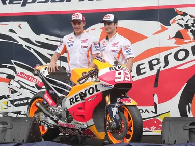 Pebalap Honda Marc Marquez dan Dani Pedrosa menunjukan motor baru Repsol Honda Team di Sentul, Jabar, Minggu (14/2/2016). Motor terbaru dengan no 93 tersebut nantinya akan digunakan dalam ajang motor GP di 2016.(Liputan6.com/Angga Yuniar)