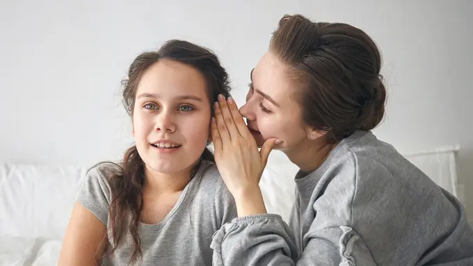 illustrasi mendengar omongan orang