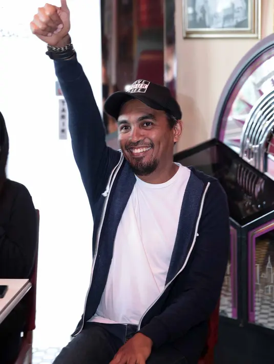 "Pilihannya dikembalikan pada kedewasaan masing-masing. Jadi ya berpisah untuk menjadi lebih baik, it's ok kan," lanjutnya saat peluncuran single dari duo vokalis bentukannya, Cilandak Town Square Kamis (9/2). (Deki Prayoga/Bintang.com)