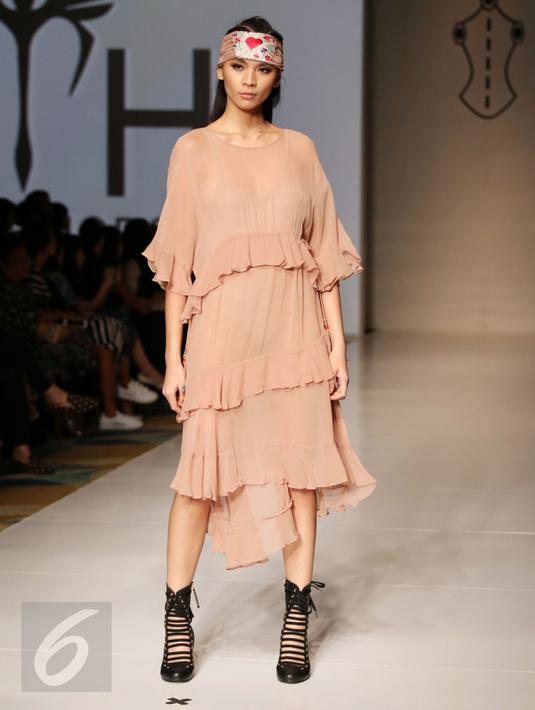 Model berpose di atas catwalk mengenakan karya Barli Asmara dalam peragaan busana IPMI Trend Show 2017 di Senayan City, Jakarta, Selasa, (8/11). All The Horses hadir dengan koleksi yang cukup fresh dengan banyak pilihan. (Liputan6.com/Gempur M. Surya)