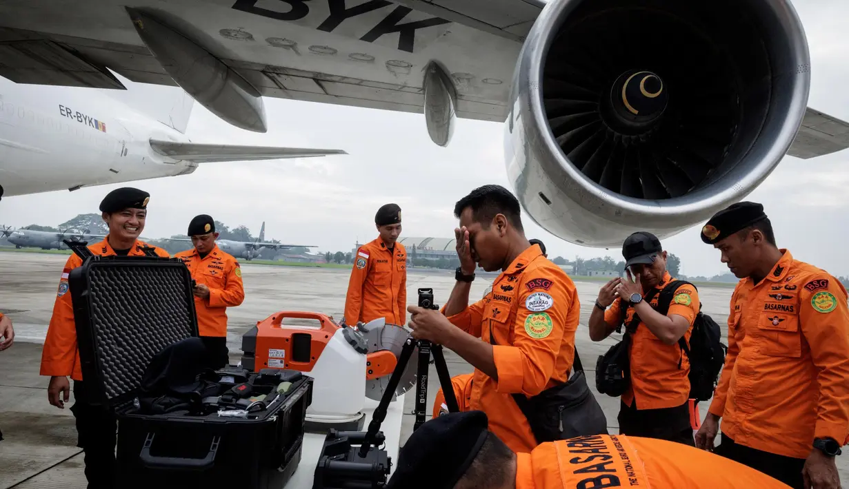 Basarnas juga telah mengirim sejumlah perlengkapan, termasuk dua kendaraan truk, genset, serta lainnya yang sebagian sudah lebih dulu dikirimkan, sementara sisanya diberangkatkan dalam pengiriman hari ini. (YASUYOSHI CHIBA/AFP)