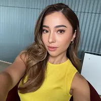 Di sini, Nikita Willy tampil dengan makeup yang lebih natural. Cantik dengan lipstik dan eyeshadow berwarna merah muda yang natural, area mata Nikita Willy tetap menonjol karena bulu matanya yang lentik. Foto: Instagram.