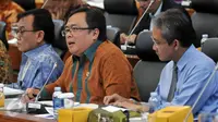 Menkeu Bambang Brodjonegoro menyimak pernyataan Badan Anggaran (Banggar) DPR ketika rapat kerja di Kompleks Parlemen, Senayan, Jakarta (17/2). Rapat tersebut membahas situasi perekonomian 2015 dan proyeksi perekonomian pada 2016. (Liputan6.com/JohanTallo)