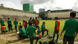 Timnas Indonesia U-19 beristirahat saat latihan di Stadion Padonmar, Yangon, Jumat (9/9). Dalam sesi latihan, skuad Garuda Nusantara digenjot untuk transisi pemain dan melepas tembakan jarak jauh. (Liputan6.com/Yoppy Renato)