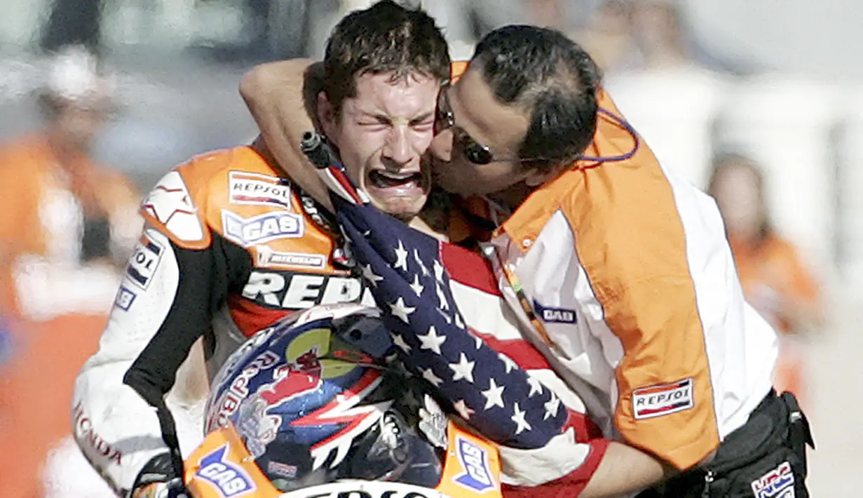 Nicky Hayden mendapat ucapan selamat dari rekan setimnya setelah menjadi Juara Dunia MotoGP 2006 di GP Valencia. (AP/Fernando Bustamante)