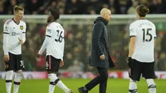 Rentetan hasil positif Manchester United di bawah manajer Erik ten Hag akhirnya terputus dengan kekalahan telak 0-7 dari Liverpool pada laga lanjutan Liga Inggris 2022/2023, Minggu (5/3/2023) di Anfield Stadium. Tak puas dengan penampilan anak buahnya, juru taktik asal Belanda itu pun sempat melontarkan 3 ancaman kepada para pemainnya di ruang ganti usai laga tersebut. Apa saja isi ancaman tersebut? Simak urainnya berikut ini. (AP Photo/Jon Super)