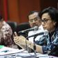 Menteri Keuangan Sri Mulyani memberikan keterangan terkait hasil rapat koordinasi penertiban impor berisiko tinggi di kantor pusat Bea dan Cukai, Jakarta, Rabu (12/7). (Liputan6.com/Faizal Fanani)