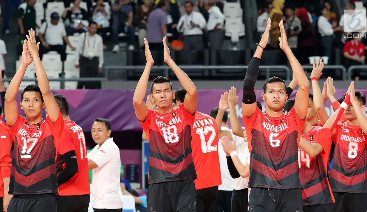 Tim bola voli putra Indonesia bertepuk tangan dihadapan penonton usai pertandingan babak perempat final bola voli putra Asian Games 2018, melawan Korea Selatan, di Volley Indoor Jakarta, Selasa (28/8). (Liputan6.com/Fery Pradolo)