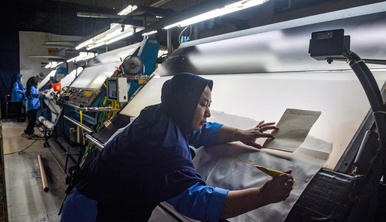 Pemerintah Indonesia dihadapkan pada tantangan besar untuk mengurangi dampak negatif perang tarif ini. (TIMUR MATAHARI/AFP)