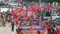 Massa dari berbagai elemen buruh berunjuk rasa di kawasan Patung Kuda, Jakarta, Kamis (22/10/2020). Dalam aksi yang digelar bertepatan dengan setahun pemerintahan Presiden Joko Widodo-Wapres Ma'ruf Amin itu massa meminta dikeluarkannya Perppu pencabutan UU Cipta Kerja. (Liputan6.com/Faizal Fanani)
