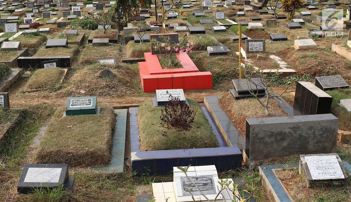 Sejumlah makam terlihat di TPU Karet Bivak, Jakarta, Kamis (26/7). Wagub DKI Jakarta Sandiaga Uno menyatakan akan mencari dan memerbanyak area TPU di Ibukota yang akan dimasukkan dalam anggaran Pemprov DKI tahun depan. (Liputan6.com/Immanuel Antonius)