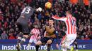 Pemain Arsenal, Laurent Koscielny (tengah) berusaha menghalau bersama kiper Arsenal, Peter Cech pada lanjutan Liga Premier Inggris di Stadion Britannia, Stoke-on-Trent, Minggu (17/1/2016).  (AFP Photo/Oli Scarff)  
