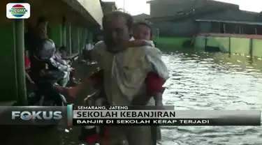 Siswa SD Negeri 3 Tambakrejo, Semarang, digendong orangtuanya masuk kelas karena sekolah mereka kebanjiran.
