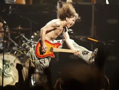 Dalam file foto 22 Juni 2004 ini, Eddie Van Halen memainkan akord terakhir "Jump" selama konser Van Halen di Continental Airlines Arena di East Rutherford, N, .J. Gitaris legendaris, Eddie Van Halen meninggal dunia pada Selasa pagi, 6 Oktober 2020.  (John Munson/NJ Advance Media via AP)