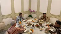 Presiden Joko Widodo atau Jokowi makan siang bersama dengan bakal capres Anies Baswedan, Ganjar Pranowo, dan Prabowo Subianto di Istana, Senin (30/10/2023). (Liputan6.com/ Muhammad Radityo Priyasmoro)